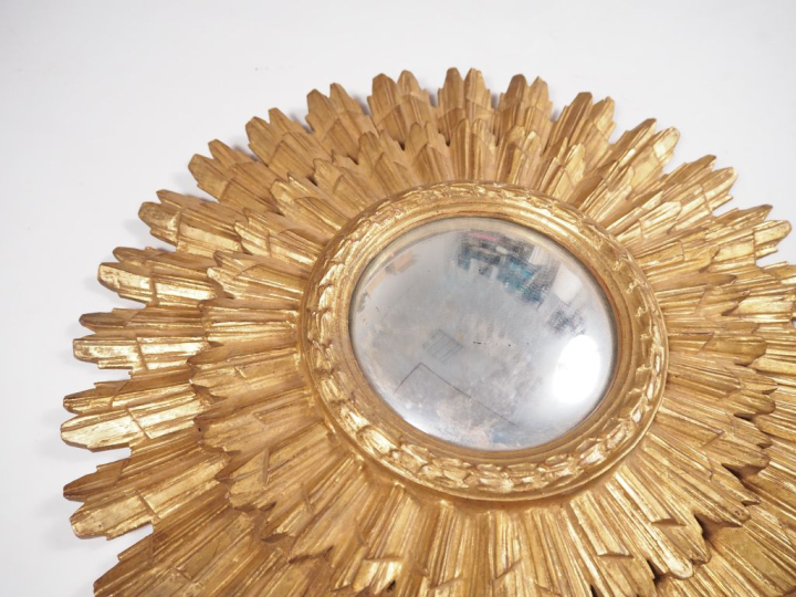 Miroir soleil en bois doré.  Diam. 51 cm