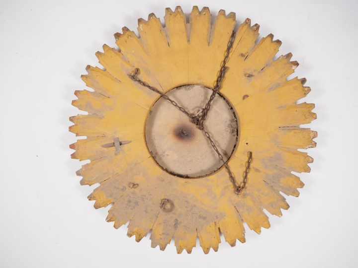 Miroir soleil en bois doré.  Diam. 51 cm