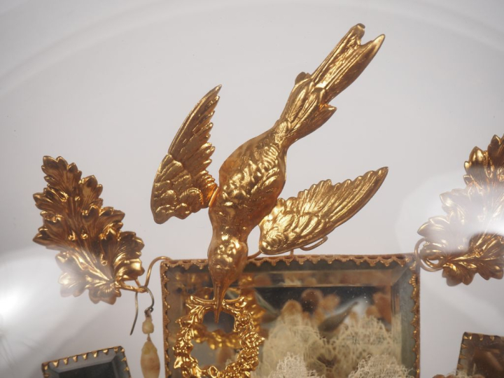 2 différents bouquets de la mariée Napoléon III sous globe. (bon état)