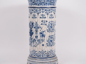 Vente aux enchères Porte parapluie en faience, décor camaieu bleu décor à la bérain.  H. 