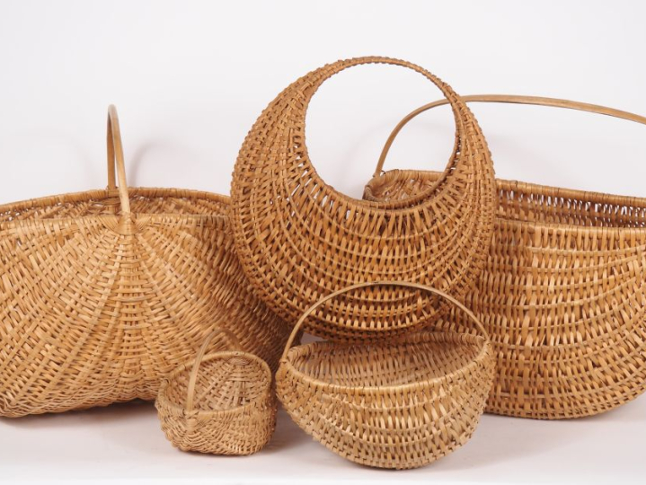 5 différents paniers en osier.