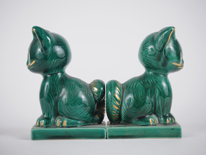 Paire de serre livres des années 60  en céramique verte figurant des c