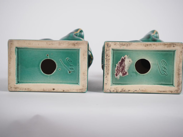 Paire de serre livres des années 60  en céramique verte figurant des c