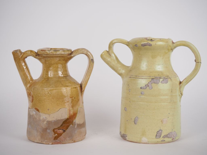 2 différentes chevrettes en terre vernissée ocre. (une accidentée)