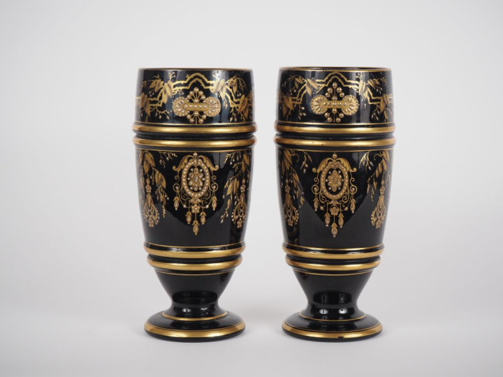 Paire de vases Napoléon III en cristal noir, décor émaillé et doré de 