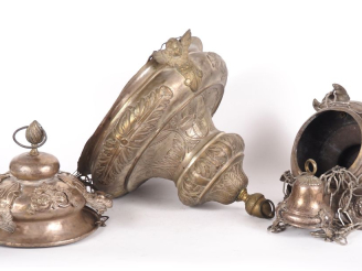Vente aux enchères 2 différents bénitiers XIXème en métal argenté à décor d'anges. (manqu