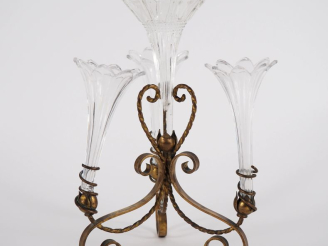 Vente aux enchères Pique fleurs 1900 en laiton, verre et cristal. (une tulipe accidentée)