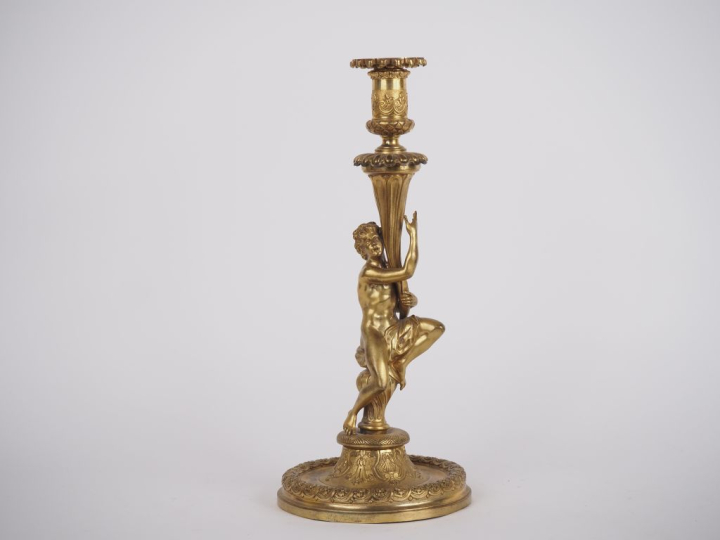 Bougeoir de style Louis XIV en bronze doré à décor de personnage tenan