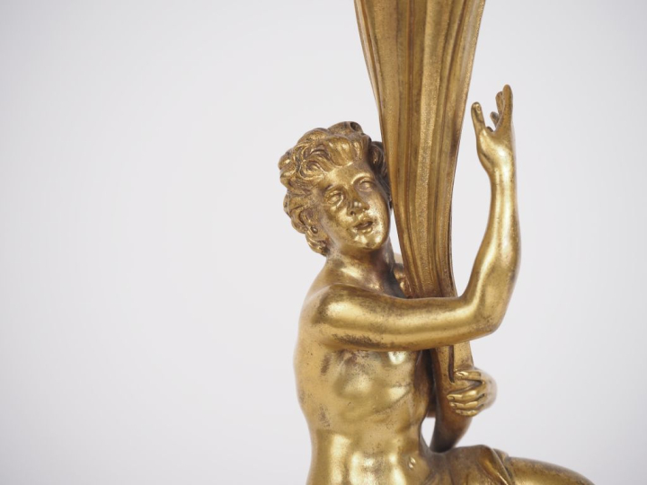 Bougeoir de style Louis XIV en bronze doré à décor de personnage tenan