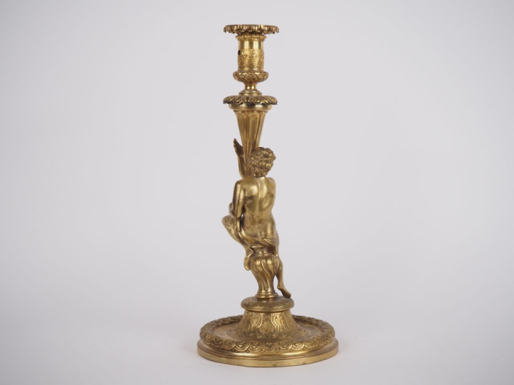 Bougeoir de style Louis XIV en bronze doré à décor de personnage tenan