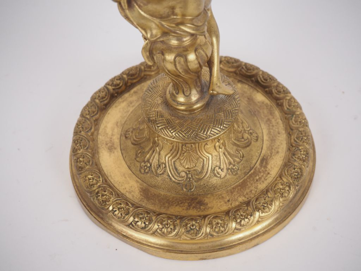 Bougeoir de style Louis XIV en bronze doré à décor de personnage tenan