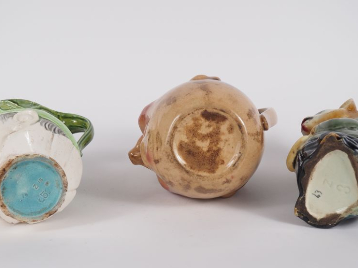 3 différents pichets anthropo - zoomorphes en céramique polychrome.  (