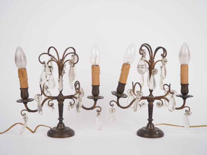 Paire de girandoles à pampilles éclairant à deux lumières. H. 28 cm