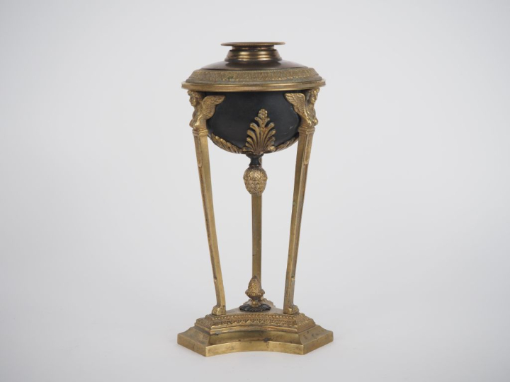 Pied de lampe de style Empire en bronze patiné et tôle en forme d'athé