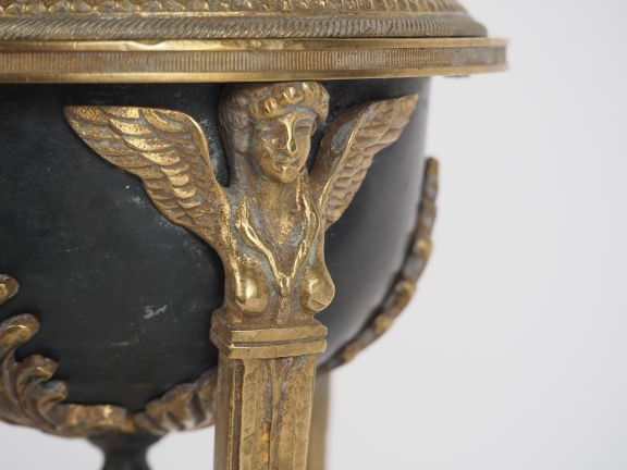 Pied de lampe de style Empire en bronze patiné et tôle en forme d'athé