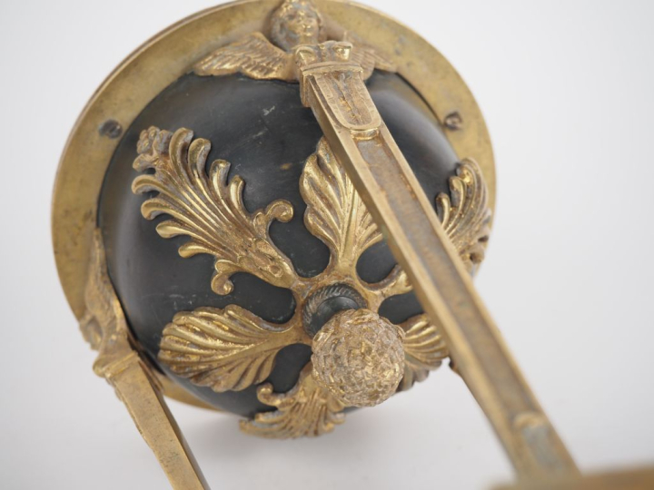 Pied de lampe de style Empire en bronze patiné et tôle en forme d'athé