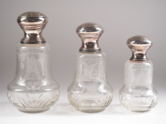 Vente aux enchères Suite de trois flacons de toilette de forme balustre en cristal gravé 