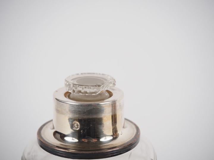 Suite de trois flacons de toilette de forme balustre en cristal gravé 