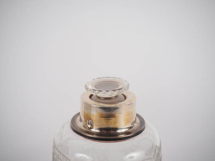 Suite de trois flacons de toilette de forme balustre en cristal gravé 