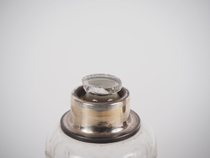 Suite de trois flacons de toilette de forme balustre en cristal gravé 