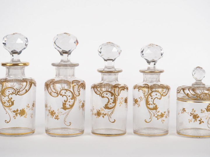 Garniture de toilette Napoléon III en cristal à décor émaillé et doré 