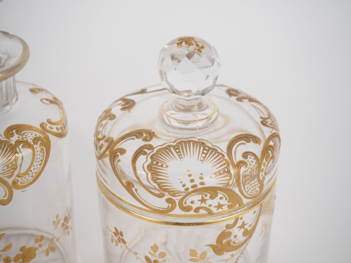 Garniture de toilette Napoléon III en cristal à décor émaillé et doré 