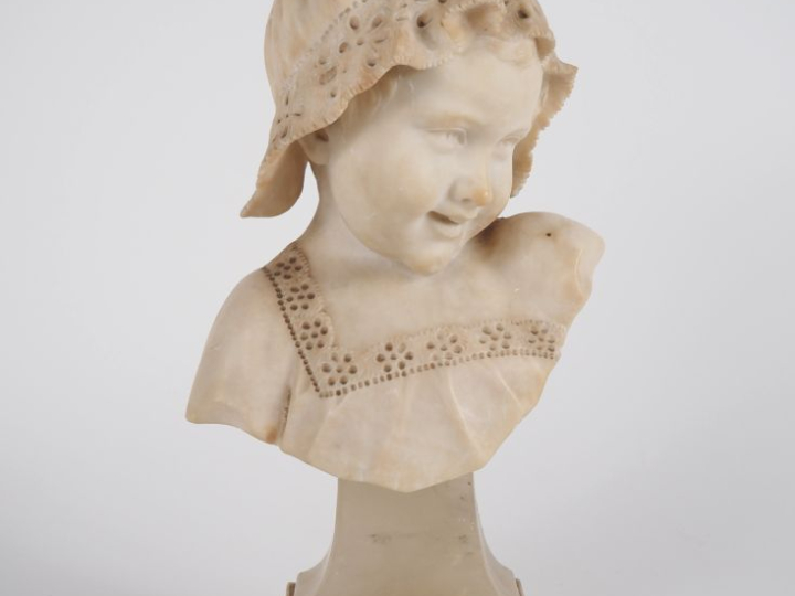 A. DEL PERUGIA. "fillette en buste " Sujet en albâtre Signé H. 31 cm