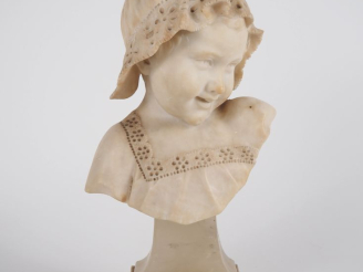 Vente aux enchères A. DEL PERUGIA. "fillette en buste " Sujet en albâtre Signé H. 31 cm