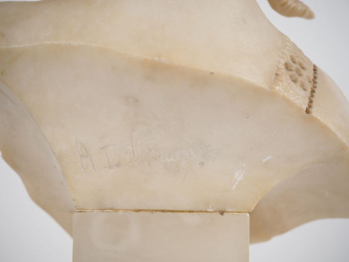 A. DEL PERUGIA. "fillette en buste " Sujet en albâtre Signé H. 31 cm