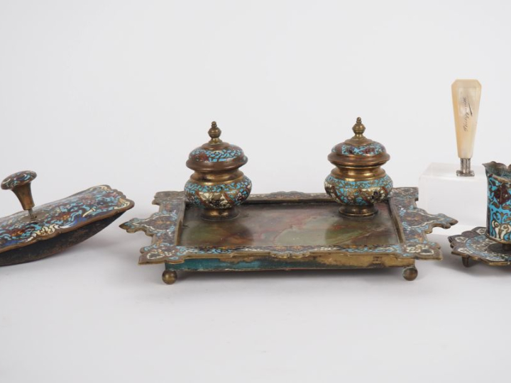 Nécessaire de bureau en bronze cloisonné et onyx : 3 pièces , on y joi