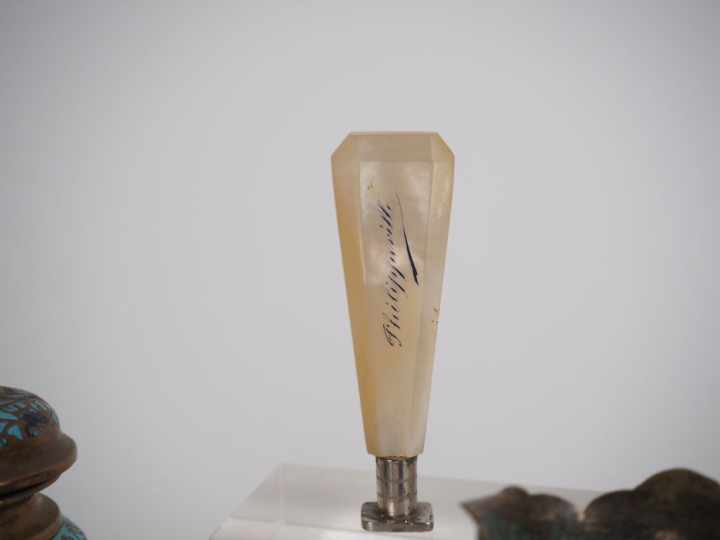 Nécessaire de bureau en bronze cloisonné et onyx : 3 pièces , on y joi