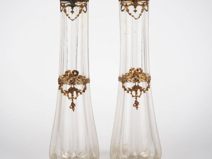 Paire de vases 1900 en verre, élégante monture en laiton de style Loui