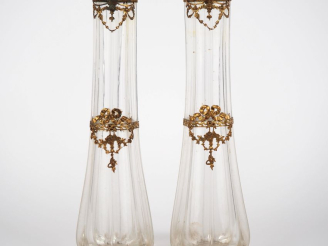 Vente aux enchères Paire de vases 1900 en verre, élégante monture en laiton de style Loui