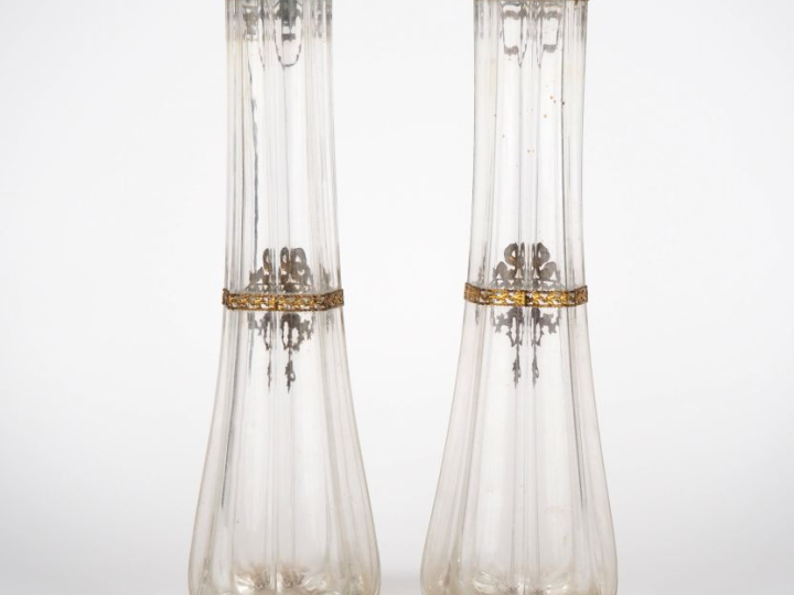 Paire de vases 1900 en verre, élégante monture en laiton de style Loui