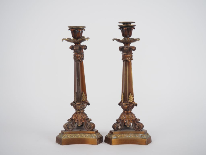 Paire de bougeoirs de style Restauration en bronze doré et cuivré à dé