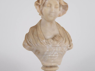 Vente aux enchères Sculpture 1900 en albatre "portrait de jeune fille en buste" H. 33,5 c