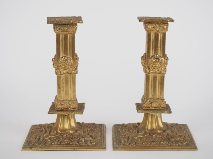 Paire de bougeoirs Napoléon III de style Louis XIV, à décor d'amours e