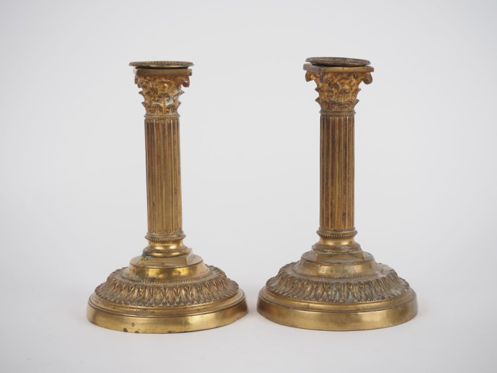 Paire de bougeoirs de style Louis XVI en bronze doré, en forme de colo