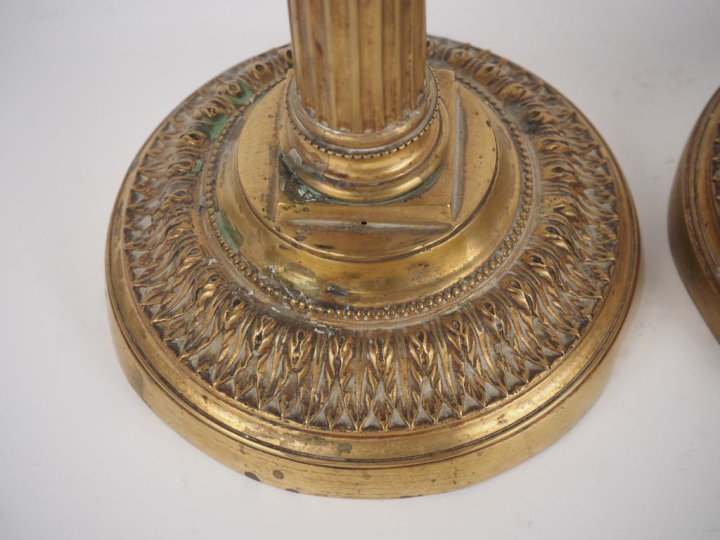 Paire de bougeoirs de style Louis XVI en bronze doré, en forme de colo