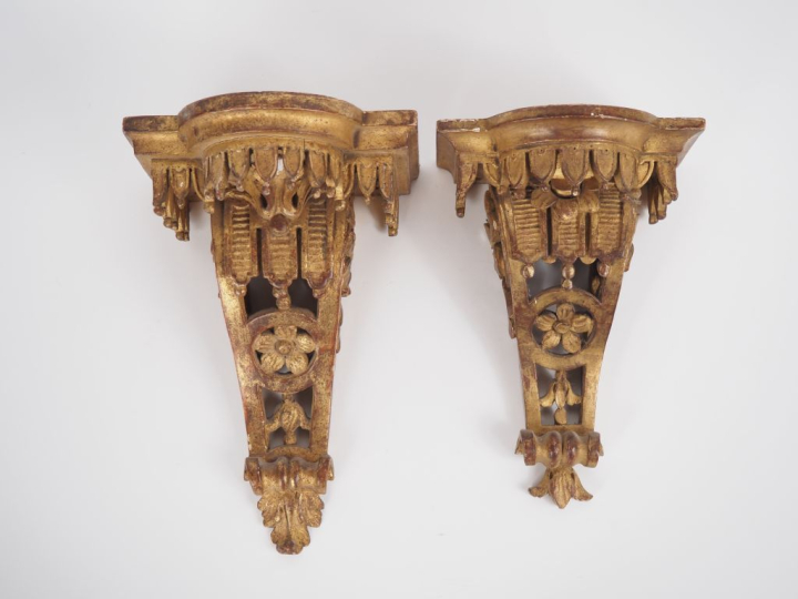 Paire de sellettes d'applique Napoléon III en bois sculpté et doré, à 