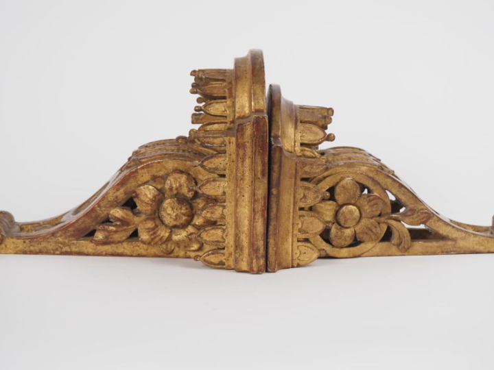 Paire de sellettes d'applique Napoléon III en bois sculpté et doré, à 