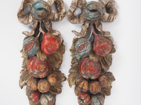 Paire de bois polychromes en bois sculpté figurant des fruits exotique