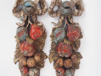 Vente aux enchères Paire de bois polychromes en bois sculpté figurant des fruits exotique