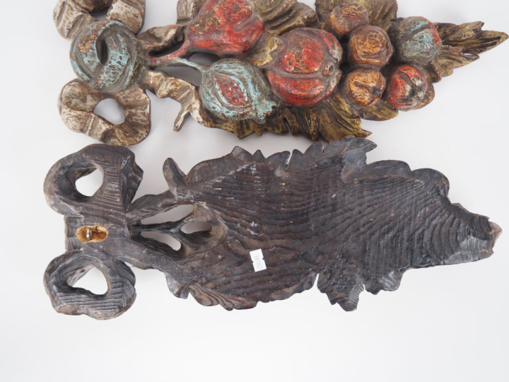 Paire de bois polychromes en bois sculpté figurant des fruits exotique