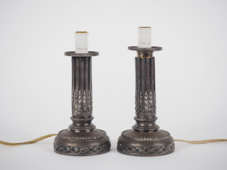 Vente aux enchères Paire de bougeoirs de style Louis XVI en bronze argenté à décor de per