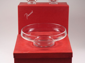 Vente aux enchères BACCARAT.  Partie de service à sorbet comprenant : 9 coupes et une jat