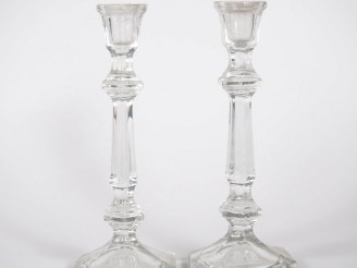 Vente aux enchères Paire de bougeoirs de forme balustre en verre moulé. H. 24,5 cm