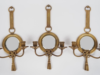 Vente aux enchères PETITOT. Suite de trois appliques doubles de style Louis XVI en bronze