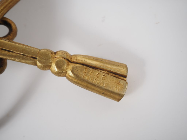 PETITOT. Suite de trois appliques doubles de style Louis XVI en bronze