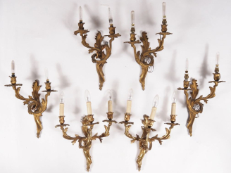 Vente aux enchères Paire d'appliques triples de style Louis XVI à décor de feuillage On y